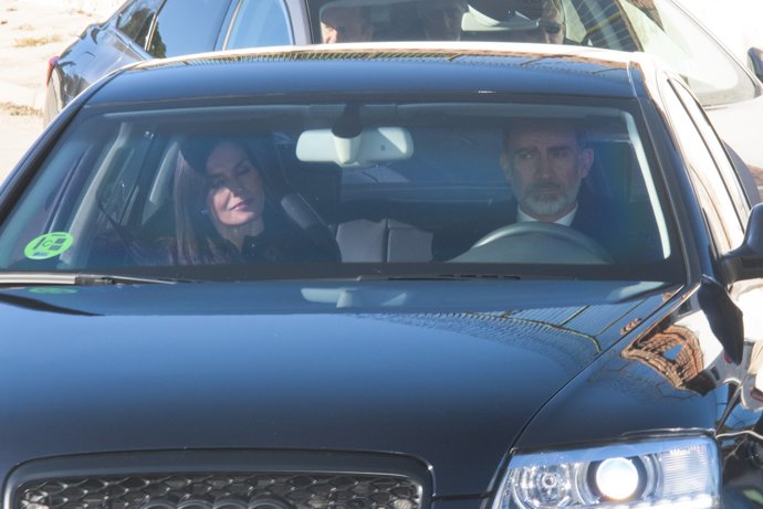 Los Reyes Felipe y Letizia, muy tristes, acuden junto con Elena, Cristina y los Reyes Juan Carlos y Sofía a despedir a la Infanta Pilar
