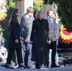 La Familia Real al completo despiden a la Infanta Pilar en el Cementerio San Isidro. En la foto Simoneta Gómez-Acebo y su cuñada Bárbara Cano con sus hijos, muy afligidos