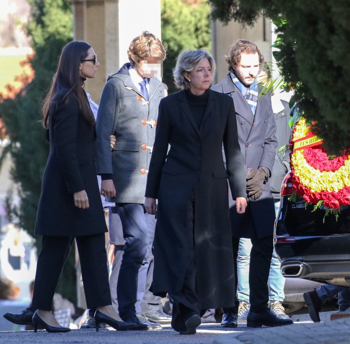 La Familia Real al completo despiden a la Infanta Pilar en el Cementerio San Isidro. En la foto Simoneta Gómez-Acebo y su cuñada Bárbara Cano con sus hijos, muy afligidos