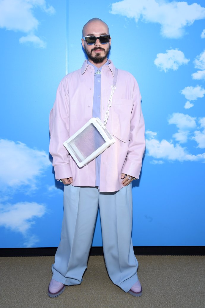 J balvin en desfile louis vuitton con un look de infarto en azul pantone