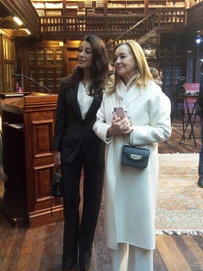 Silvia Gómez-Cuétara se convierte en la gran protagonista en la Universidad de Oviedo en la toma de posesión de Juan Antonio Pérez Simón