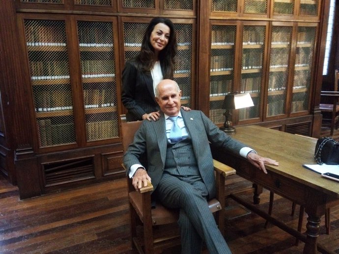 Silvia Gómez-Cuétara se convierte en la gran protagonista en la Universidad de Oviedo en la toma de posesión de Juan Antonio Pérez Simón