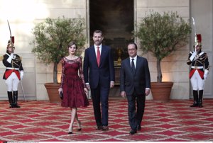 letizia con hollande	
Letizia con el Rey Felipe VI y Hollande lució un vestido en rojo borgoña con mangas de encaje e incrustaciones