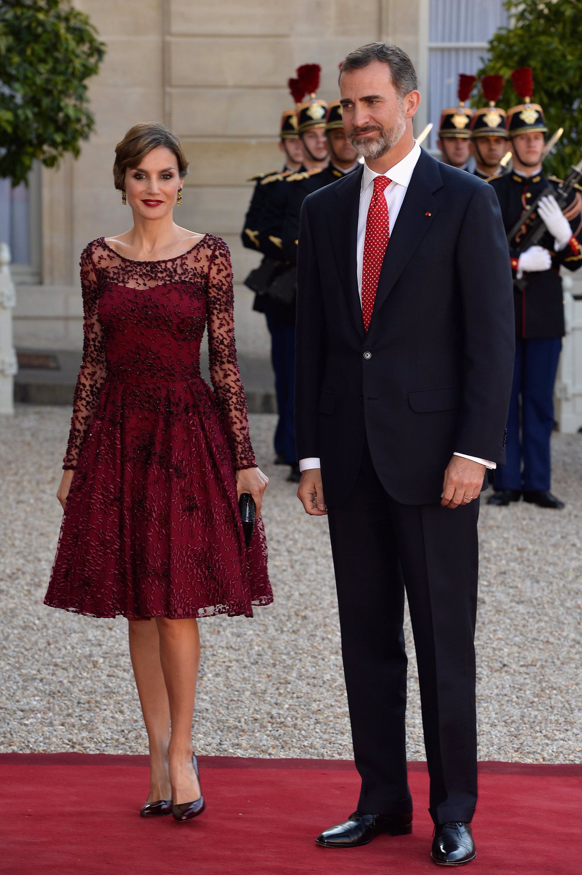 Letizia con el Rey Felipe VI y Hollande lució un vestido en rojo borgoña con mangas de encaje e incrustaciones 