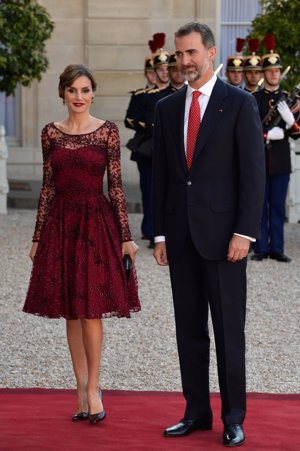 letizia con hollande	
Letizia con el Rey Felipe VI y Hollande lució un vestido en rojo borgoña con mangas de encaje e incrustaciones