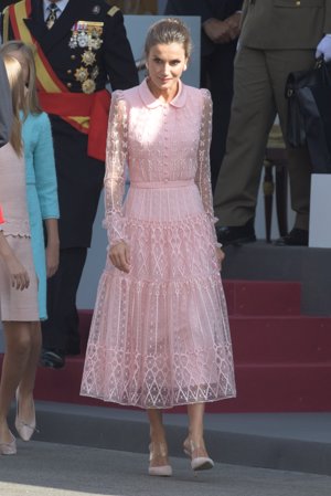 Kate Middleton y la Reina Letizia, recursos recurrentes. Vestido midi de gasa y tul con mangas y faldas transparentes