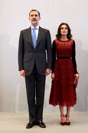 Kate Middleton y la Reina Letizia, recursos recurrentes. México: Letizia con el Rey Felipe VI  lució un vestido en rojo borgoña con falda en gasa en rojo y transparencias