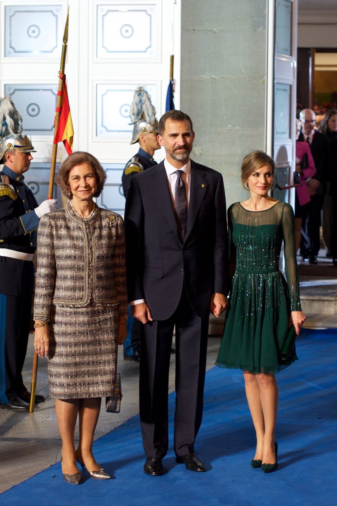 Kate Middleton y la Reina Letizia, recursos recurrrentes. Vestido en verde con falso escote con mangas larga en transparentes