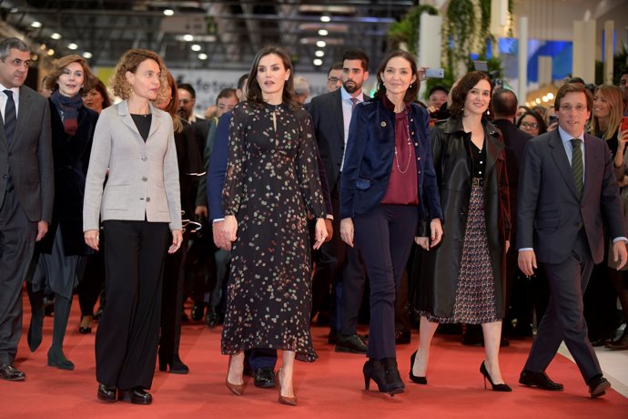 La Reina Letizia en Fitur, mismo vestido que la concejala de Nerja de Massimo Dutti
