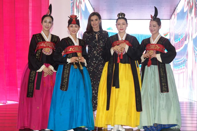 La Reina Letizia en Fitur, mismo vestido que la concejala de Nerja de Massimo Dutti