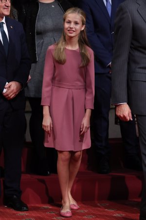 Leonor durante la recepción de los Premios Princesa de Asturias de 2019 lucía unas fucsia, iguales, o las mismas que utilizaría la Infanta Sofía el 8 de septiembre de 2018