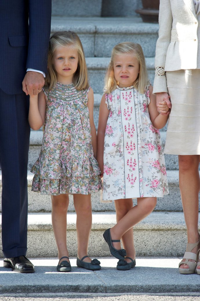 La Princesa Leonor y la Infanta Sofía con zapatos tipo bailarinas con pulsera de goma durante la visita del Papa Benedicto XVI en el Palacio de El Pardo