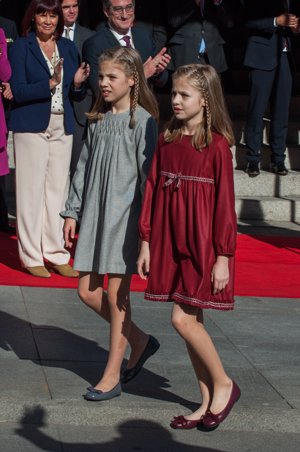 La Princesa Leonor con zapatos bailarinas en burdeos corinto para se debut de la apertura de la legislatura en 2016