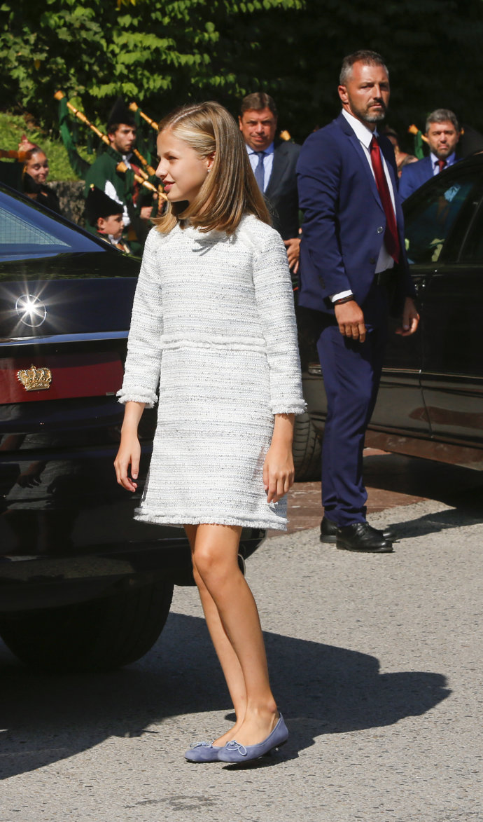 Princesa de Asturias y visitaba Covadonga, Leonor lucía otras en azul pero en un tono más oscuro en ante bautizadas como Angelis