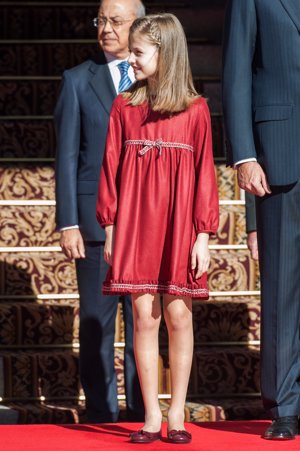 La Princesa Leonor con zapatos bailarinas en burdeos corinto para se debut de la apertura de la legislatura en 2016