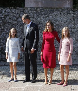 la Infanta Sofía para ese 8 de septiembre de 2018, que ninguna de las dos olvidará lucía unas fucsia, iguales, o las mismas que utilizaría Leonor durante la recepción de la mañana del viernes de los Premios de Princesa de Asturias de 2019