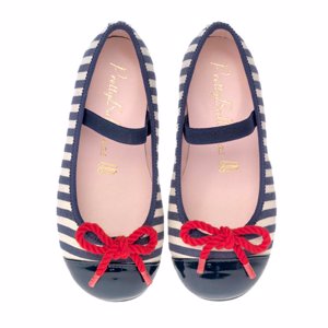 Infanta Sofía con zapatos bailarinas de PrettyBallerinas cuando iba a la guardería en compañía de su madre Letizia. Modelo Hannah_hello_ sailor_PVP_84€