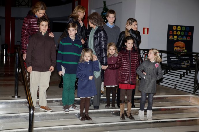 La Infanta Leonor con zapatos bailarinas de PrettyBallerinas en el musical de Sonrisas y Lágrimas donde estuvo con todos sus primos, la Reina Sofía, Letizia, Cristina y Elena