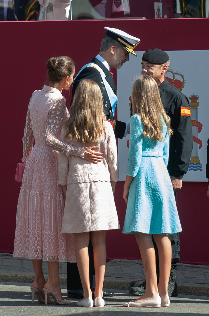la Infanta Sofía en el Desfile Militar de la Fiesta Nacional luciendo el modelo tabitha de punta fina en suave napa nude de esta firma que también le pudimos ver cuando, ambas guapísimas en tonos corales y naranjas durante su visita a la catedral en Oviedo