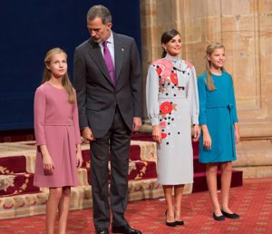 Princesa Leonor con bailarinas zapatos en fucsia de PrettyBallerinas durante la recepción a los premiados en los Premios Princesa de Asturias 2019 en Oviedo