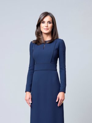 Reina de Civil. Letizia muy guapa de azul de Carolina Herrera