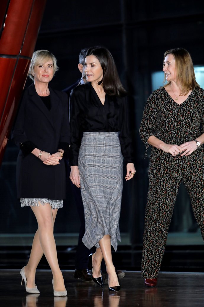 reina letizia con falda massimo dutti