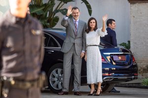 Los Reyes derrochan amor y complicidad en su visita a la Virgen del Rocío