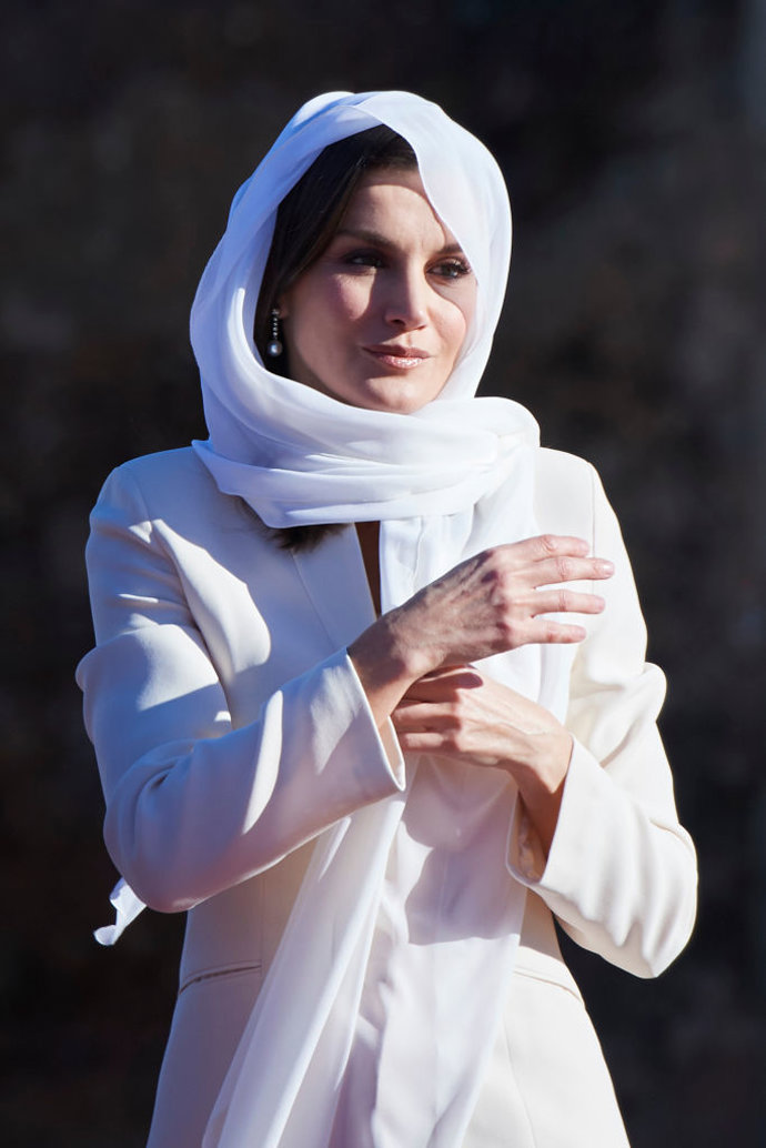 La Reina Letizia, de nuevo de Armani por San Valentín como en Marruecos en 2019. Aquí con velo