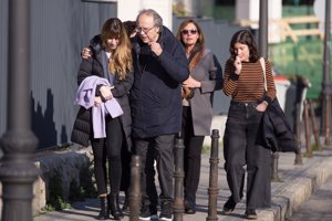 Serrat visita a Sabina junto a la hija del cantante, Carmela Sabina