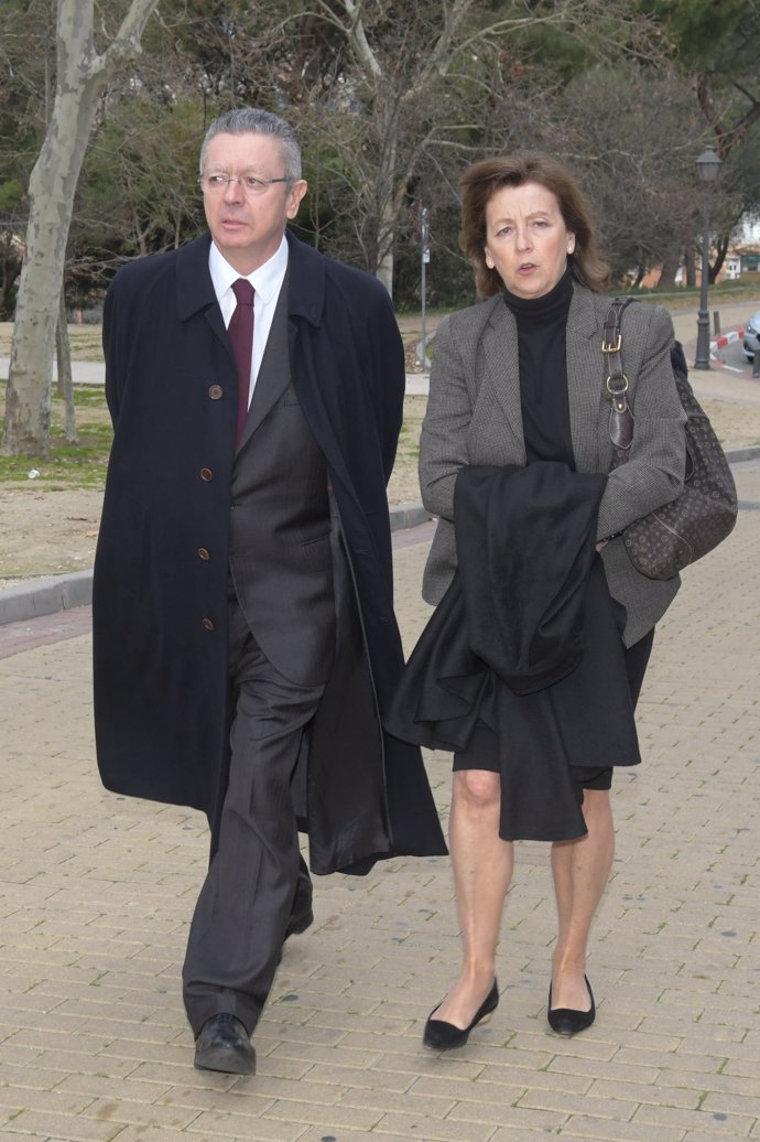 Alberto Ruiz Gallardón y Mar Utrera en el tanatorio de Plácido Arango