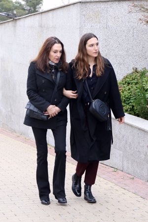 Cristina Iglesias, la mujer de Plácido Arango.  junto a su hija Lucía Muñoz, fruto de su matrimonio con el artista Juan Muñoz.