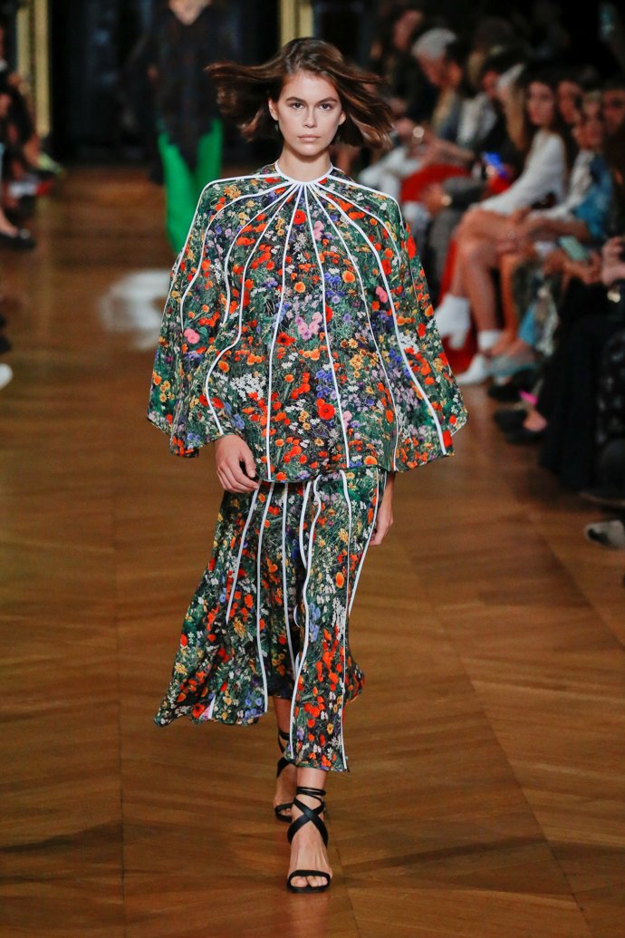 Kaia gerber con flores en Stella mccarteney con moda spring summer 2020