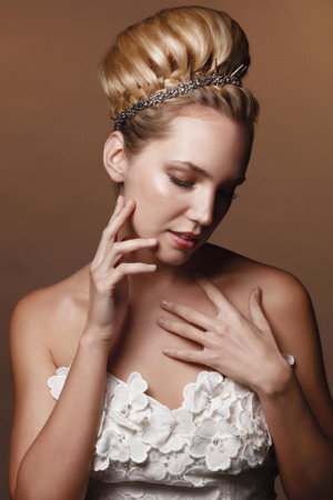 peinado boda: recogido con moño alto con diadema mario garcia