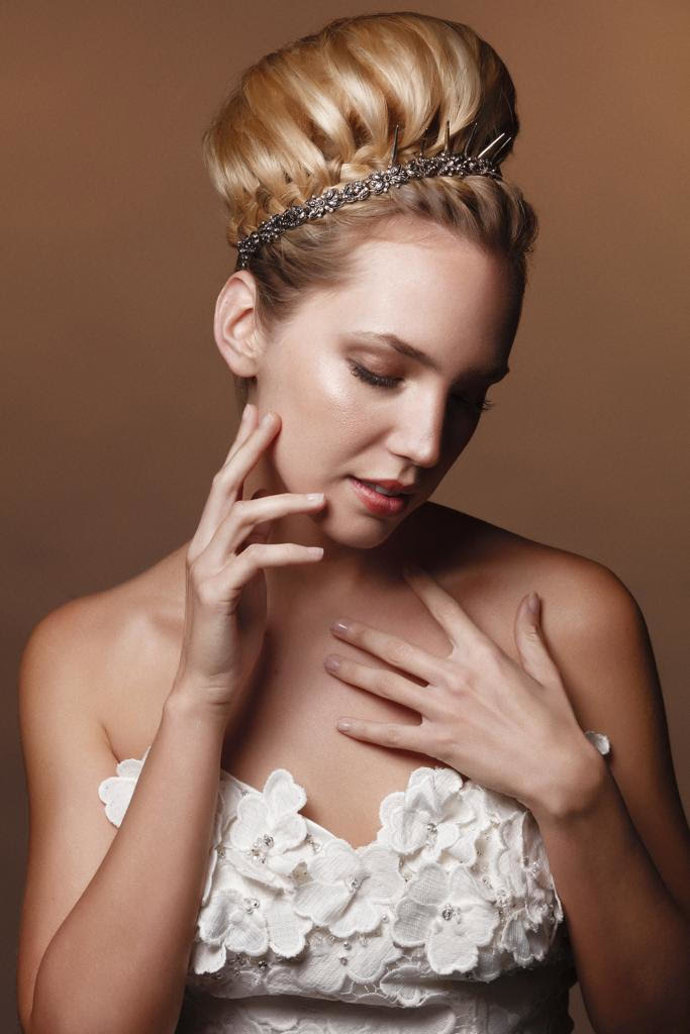 peinado boda: recogido con moño alto con diadema mario garcia