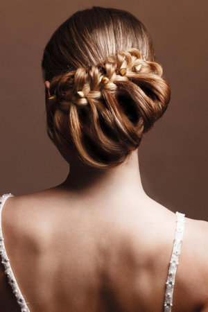 peinado boda: recogido con moño bajo con diadema de trenza mario garcia