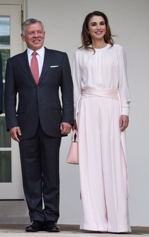 Rania de Jordania, espectacular con una blusa blanca y un pantalón en rosa bebé que querrás para una boda o una comunión