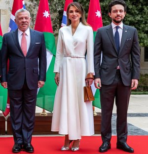 Rania de Jordania, espectacular con un vestido blanco que querrás para una boda o una comunión