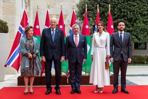 Rania de Jordania, espectacular con un vestido blanco que querrás para una boda o una comunión