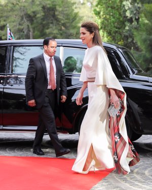 Rania de Jordania en el Dia de la independencia de Jordania, espectacular con un vestido blanco que querrás para una boda o una comunión