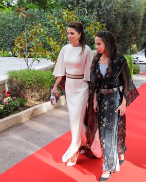 Rania de Jordania en el Dia de la independencia de Jordania con su hija Salma, espectacular con un vestido blanco que querrás para una boda