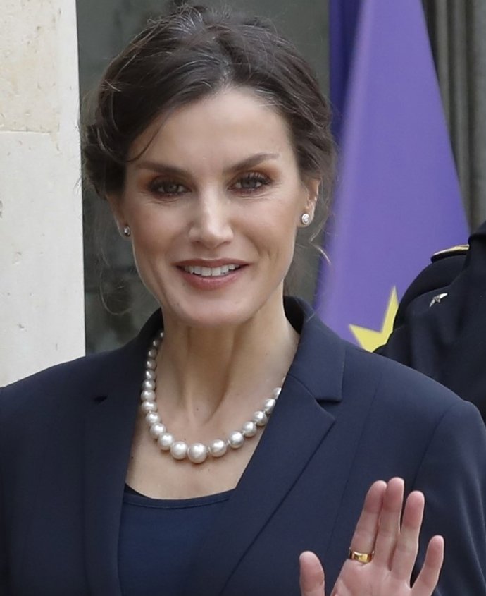 los secretos de letizia al descubierto en París, de las canas a la camiseta interior