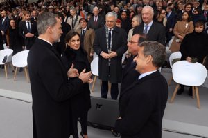 Los Reyes Felipe y Letizia  en París con Sakorzy con motivo del día europeo de las víctimas del terrorismo. Letizia con abrigo y bufanda para evitar el frío