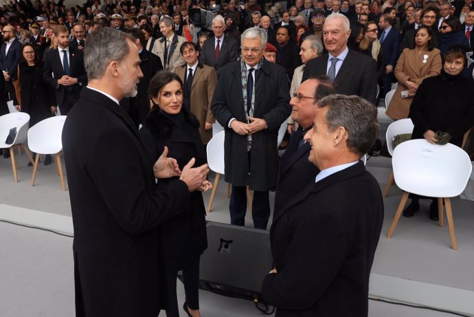 Los Reyes Felipe y Letizia  en París con Sakorzy con motivo del día europeo de las víctimas del terrorismo. Letizia con abrigo y bufanda para evitar el frío