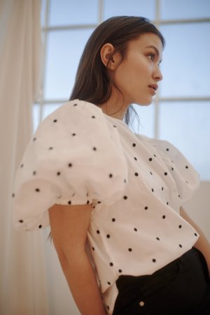 Detalle camisa lunares