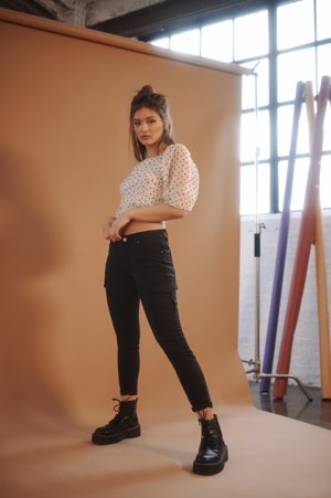 Detalle camisa lunares