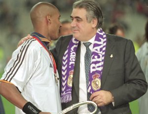 El expresidente del Real Madrid Lorenzo Sanz y Nicolas Anelka