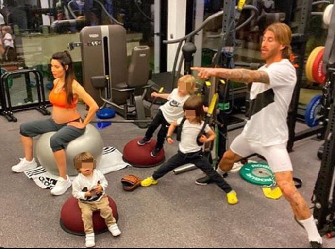 Los famosos hacen uso de la guía para entretener jugando: Pilar Rubio y Sergio Ramos con su hijos hacen gimnasia y deporte y casa