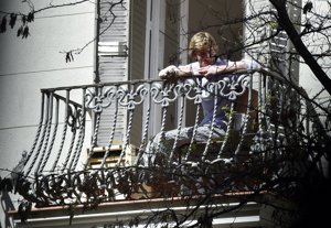 Sassa de Osma y Christian de Hannover aprovechan su balcón para llevar mejor el confinamiento por el COVID-19