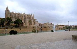CATEDRAL DE PALMA DE MALLORCA VACÍA EN SUS ALREDEDORES POR EL COVID EN PLENA SEMANA SANTA