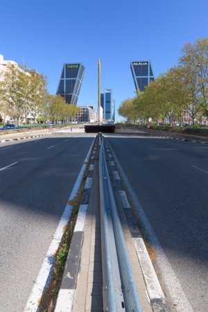 Así es Madrid vacío... Paseo de la Castellana, con el down town de fondo,  sin tráfico, sin coches ni atascos